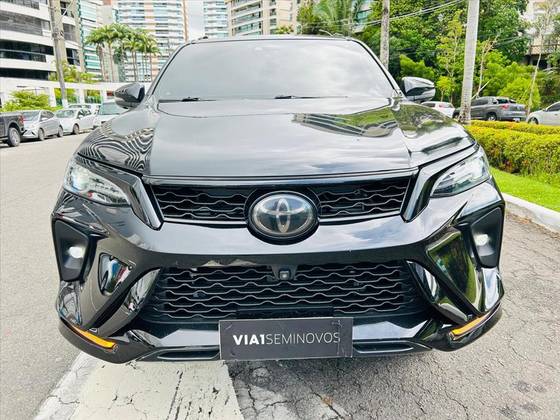 TOYOTA HILUX SW4 2.8 D-4D TURBO DIESEL SRX PLATINUM 7L 4X4 AUTOMÁTICO